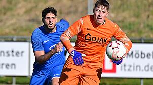 Torhungrig: Danilo Avellina (hinten) traf zwei Mal für den TuS Stetten beim 3:0 gegen Torwart Timo Kaiser und die SG FC Wehr/Brennet. ...