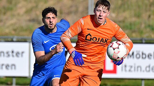 Torhungrig: Danilo Avellina (hinten) traf zwei Mal für den TuS Stetten beim 3:0 gegen Torwart Timo Kaiser und die SG FC Wehr/Brennet. ...
