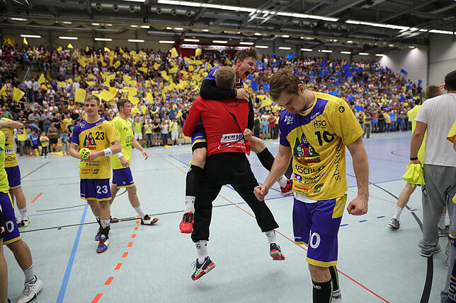 Die Spieler der HSG lassen ihrem Freudenjubel freien Lauf.