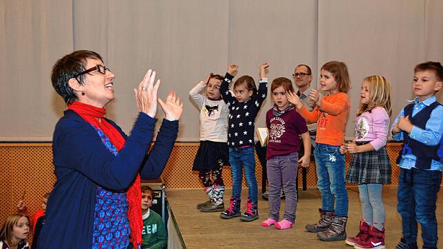 Mit großem Einsatz brachten Kinder aus der musikalischen Früherziehung der Jugendmusikschule 2017 mit ihrer Lehrerin Ina Adam die ...