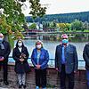 Mit Abstand und Maske. Die politischen Vertreter beim Besuch am Klosterweiher, von links Bürgermeister Michael Rieger, ...