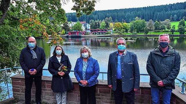 Mit Abstand und Maske. Die politischen Vertreter beim Besuch am Klosterweiher, von links Bürgermeister Michael Rieger, ...