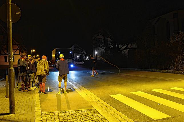 Autos müssen am Schmotzigen anhalten, wenn gerade ein Karbatscher auf der Straße steht.