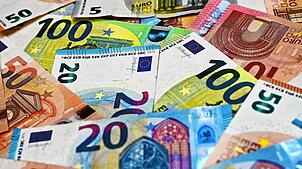 Eurobanknoten liegen auf einem Tisch (gestellte Aufnahme).