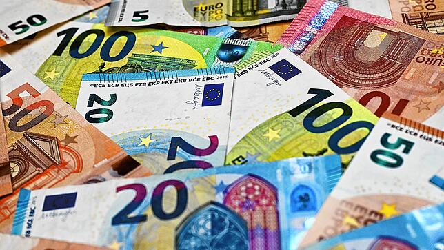 Eurobanknoten liegen auf einem Tisch (gestellte Aufnahme).