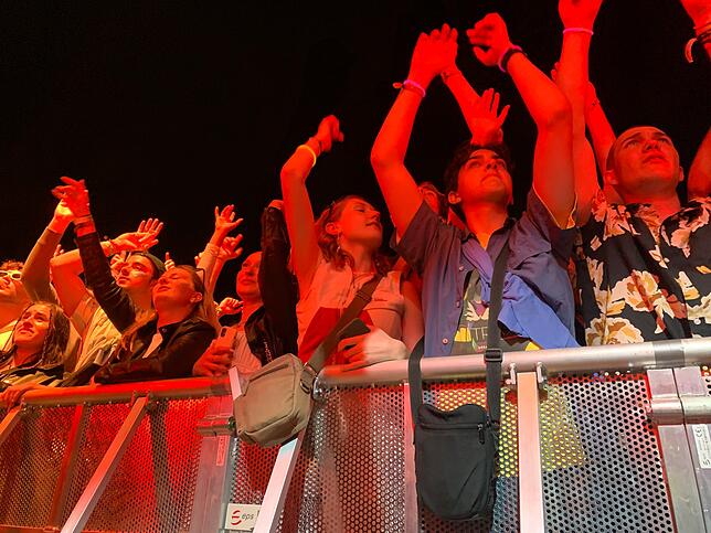 Im Rotlicht: Fans tanzen. Fast immer.