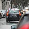 Rechts Autos, links Autos und in der Mitte auch: Hendrik Auhagen vom Kreisverband des Verkehrsclubs legt dar, wie es in Straßen von ...