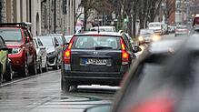 Rechts Autos, links Autos und in der Mitte auch: Hendrik Auhagen vom Kreisverband des Verkehrsclubs legt dar, wie es in Straßen von ...