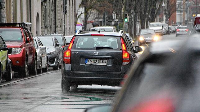 Rechts Autos, links Autos und in der Mitte auch: Hendrik Auhagen vom Kreisverband des Verkehrsclubs legt dar, wie es in Straßen von ...