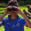 Etienne sitzt mit einem Fernglas am Affenberg Salem. Gesucht sind junge Forscher im Alter von 14 und 15 Jahren, die sich für ein Projekt ...