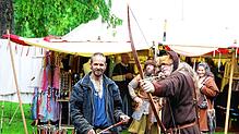 Bogenschießen war am vergangenen Wochenende eines der vielen Angebote für die Besucher beim Mittelaltermarkt im Pfullendorf Stadtgarten, ...