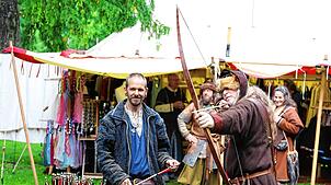 Bogenschießen war am vergangenen Wochenende eines der vielen Angebote für die Besucher beim Mittelaltermarkt im Pfullendorf Stadtgarten, ...