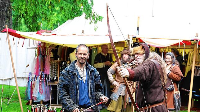Bogenschießen war am vergangenen Wochenende eines der vielen Angebote für die Besucher beim Mittelaltermarkt im Pfullendorf Stadtgarten, ...