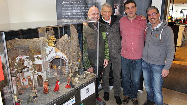 Zierde für einen guten Zweck im Eingangsbereich des Restaurants Hexenweiher: Joachim Spitz, Paul Gemmelspacher, Carmine Galasso und ...