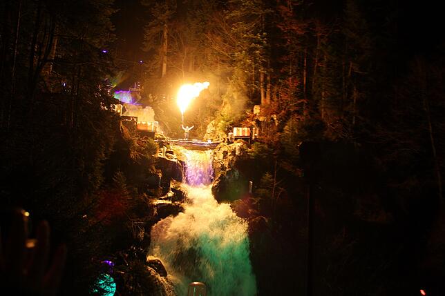 Ein Highlight war wieder die große Feuershow am Wasserfall.