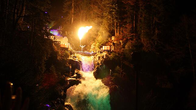 Ein Highlight war wieder die große Feuershow am Wasserfall.