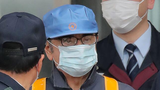 Carlos Ghosn bei seiner Freilassung, versteckt hinter einem Mundschutz. Bild: AFP