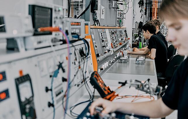 Beim Mechatronikspezialisten Marquardt in Rietheim-Weilheim werden Azubis an Elektronik-Komponenten ausgebildet.