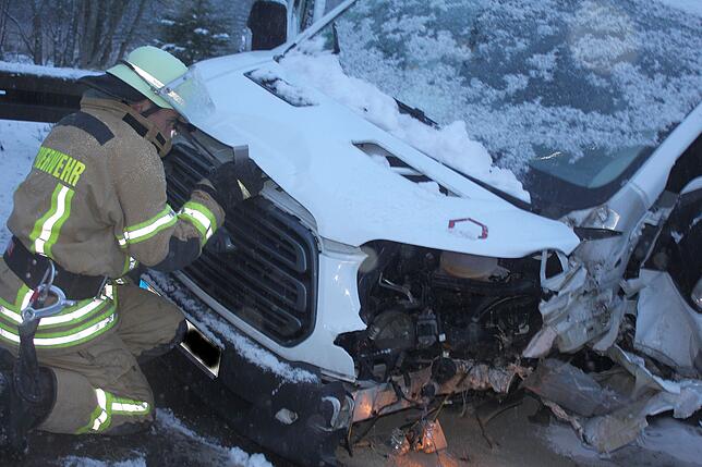 Bild 2: BMW und Transporter krachen bei Marbach frontal zusammen &ndash; zwei Schwerverletzte