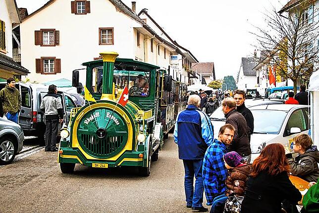Das Bähnle, der „Rhyfall-Express“, ist ein Markenzeichen der Lottstetter Herbstmesse. Es darf nun erst 2021 wieder auf der ...