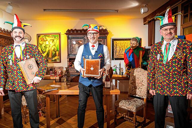 Michael Fuchs (Mitte) wurde von Ordensmeister Markus Vollmer (links) und Narrenrichter Jürgen Koterzyna mit dem Hans Kuony Kreuz ...