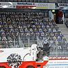 Eismaschine mit Volldampf voraus: Auch während der Drittelpausen dürfen sich die virtuellen Eishockey-Fans in der Helios-Arena bestens ...