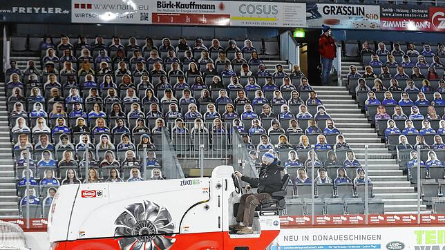 Eismaschine mit Volldampf voraus: Auch während der Drittelpausen dürfen sich die virtuellen Eishockey-Fans in der Helios-Arena bestens ...