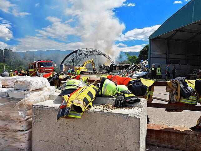 Bild 7: Wehr: Feuer auf der Mülldeponie - Bilder des Einsatzes auf dem Lachengraben