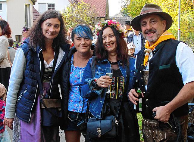 Bild 9: Dirndl und Lederhosen bestimmten das Bild beim Bräunlinger Almabtrieb