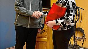 Doris Engelke bedankt sich bei Siegfried Wagenseil.  Bild:  Reinhold Löttrich