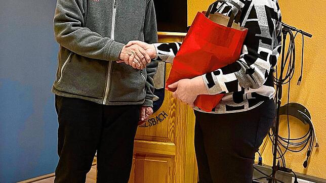 Doris Engelke bedankt sich bei Siegfried Wagenseil.  Bild:  Reinhold Löttrich