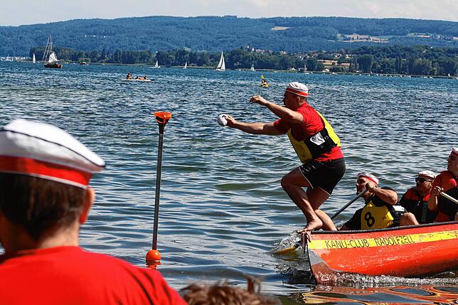Bild 10: Radolfzell: Rein ins Boot und gleich ins Wasser: Das Großkanadierrennen 2025 in Bildern