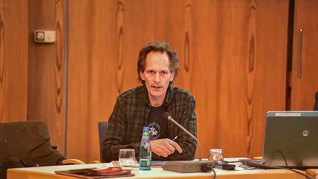 Grafiker Andreas Burwig stellt in der Gemeinderatssitzung das künftige Markenlogo der Stadt St. Georgen vor.