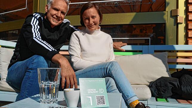 Jule Meier und Jens Mürke, Betreiber der Seebar am Konzertsegel in Radolfzell, sind überzeugt vom neuen System zur digitalen ...