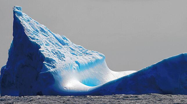 Ein Eisberg im südlichen Ozean, während der chinesische Eisbrecher “Xuelong 2„ vorbeifährt. Das Ausmaß des Meereises in der ...