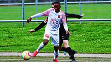 Singens Urgel da Silva Tomas kann sich in dieser Szene gegen einen Denkinger Verteidiger durchsetzen.