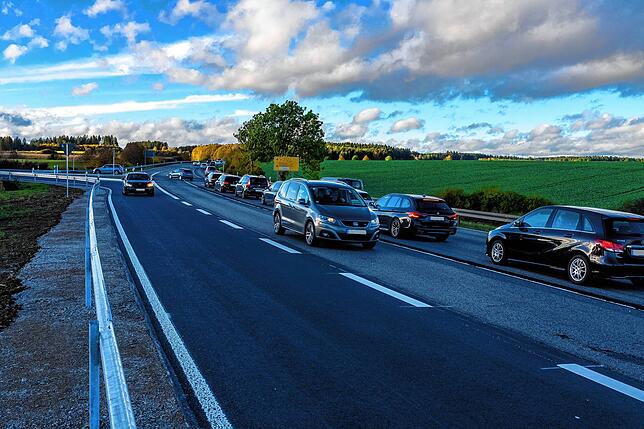 Der Blick Richtung Villingen im Abendverkehr macht das noch ungelöste Problem deutlich. Die Einfädelspur links erleichtert zwar das ...