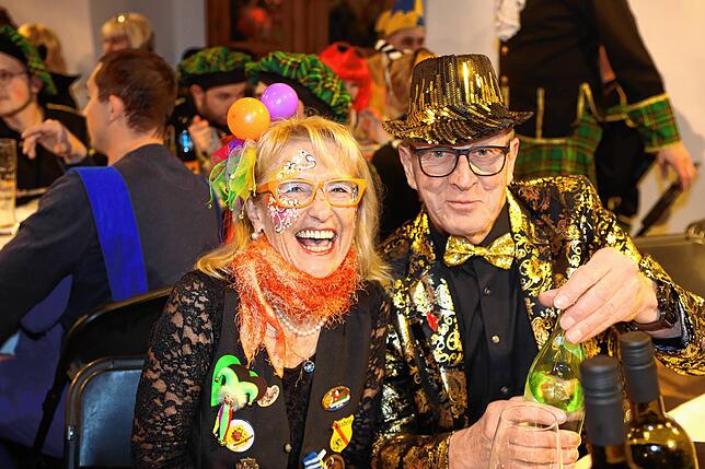 Bild 19: Bitte Platz nehmen! Kurz vor der Live-Übertragung der Konstanzer Fasnacht füllen sich die Reihen