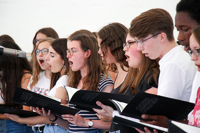 Die Sing- und Bläserklassen des Klettgau-Gymnasiums gaben beim Tag der Schulen ein 18-minütiges Medley aus „Les Misérables“.