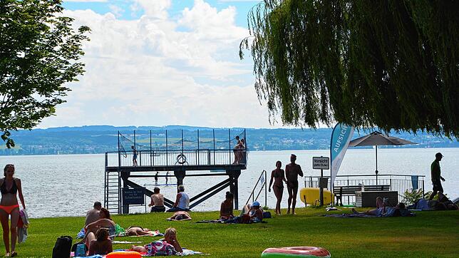 Liegewiese, Sprungturm und Gastronomie werden im Meersburger Strandbad auch ohne Zugang zu den Becken des Freibads gut angenommen.