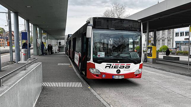 Zwei Ersatzbusse eines Nördlinger Unternehmens warten am Busbahnhof in Schaffhausen auf die Fahrgäste.