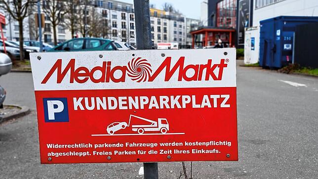 Auf dem Konstanzer Media-Markt-Parkplatz können widerrechtlich geparkte Fahrzeuge abgeschleppt werden.