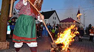 Bild : Narren feiern Rosenmontag mit Kindernachmittag und Fackelzug