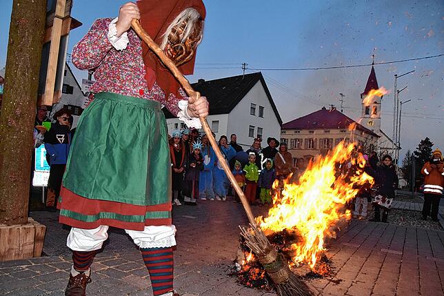 Bild 1: Narren feiern Rosenmontag mit Kindernachmittag und Fackelzug