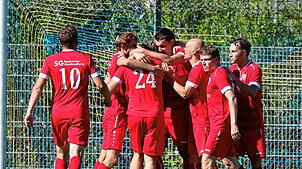 Die SG Reichenau/R.-Waldsiedlung gewinnt 4:1 beim SV Mühlhausen. Der dreifache Torschütze Laurenz Hiller (Trikot-Nummer 24) lässt sich ...