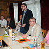 Der CDU-Stadtverbandsvorsitzende Jan Schweizer (stehend) startet im Hotel &bdquo;Hirschen&ldquo; in Blumberg den Kampf für die ...
