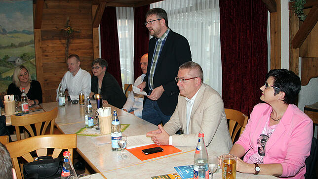 Der CDU-Stadtverbandsvorsitzende Jan Schweizer (stehend) startet im Hotel &bdquo;Hirschen&ldquo; in Blumberg den Kampf für die ...