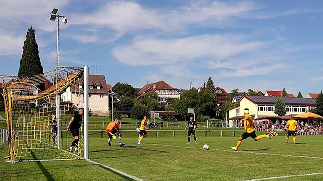 Evgkenii Kononenko vom FC Öhningen erzielt das 5:1.