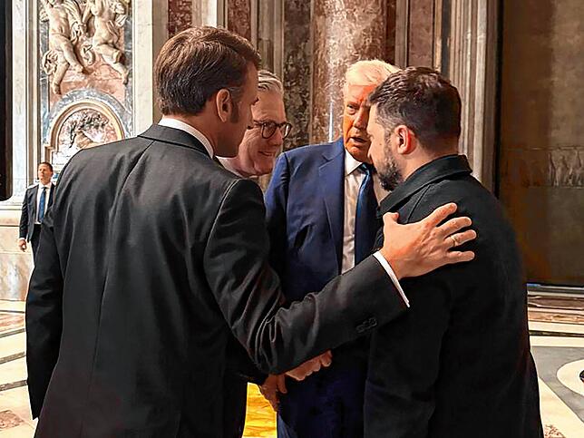 Selenskyj und Trump mit dem französischen Präsidenten Emmanuel Macron und dem britische Premierminister Keir Starmer im Vatikan.