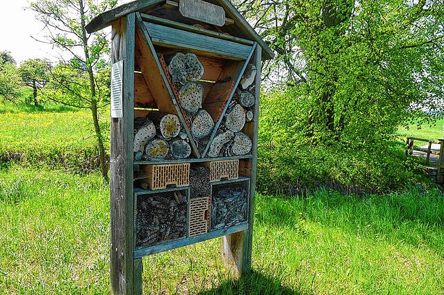 mdx 19 deg insektenhotel_2 An der Landesstraße 204 in Richtung Urnau kurz vor der Abfahrt nach Roggenbeuren steht dieses beachtliche Insektenhotel, das von den ...